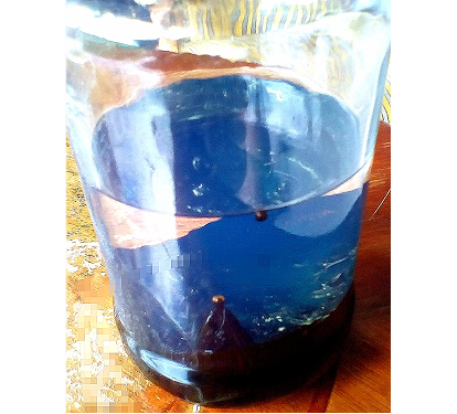 Préparation alchimique bleue utilisée dans les traditions hermétiques et les parfums antiques.