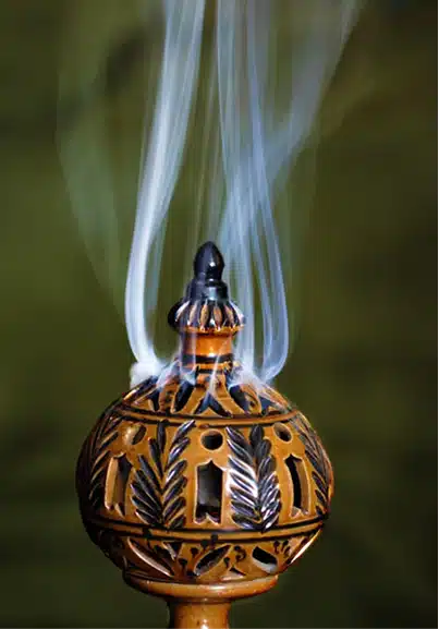 Encensoir diffusant la fumée de résines aromatiques lors d’un rituel