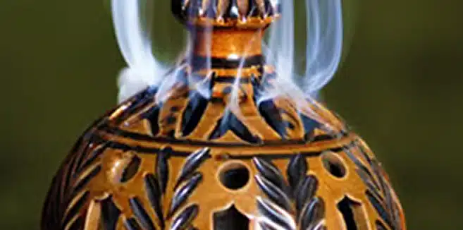 Encensoir diffusant de l’encens, illustration de l’oliban et de la myrrhe